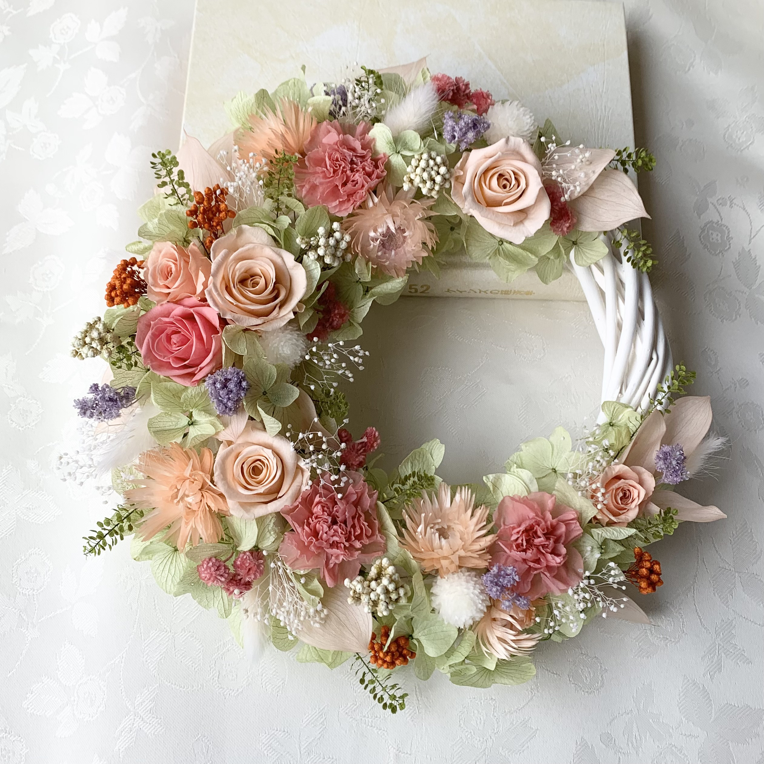 薔薇とカーネーションの三日月リース✤プリザーブドフラワー✤華やかリース✤ご結婚・お誕生日・フラワーギフト