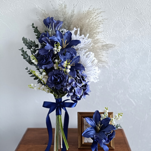 ドライフラワーのスワッグ・ブーケ＊パンパスグラスとネイティブフラワーのギフト花束 ネイビー×グレーのウェディブーケ パンパスグラス 前撮り 造花 ドライ