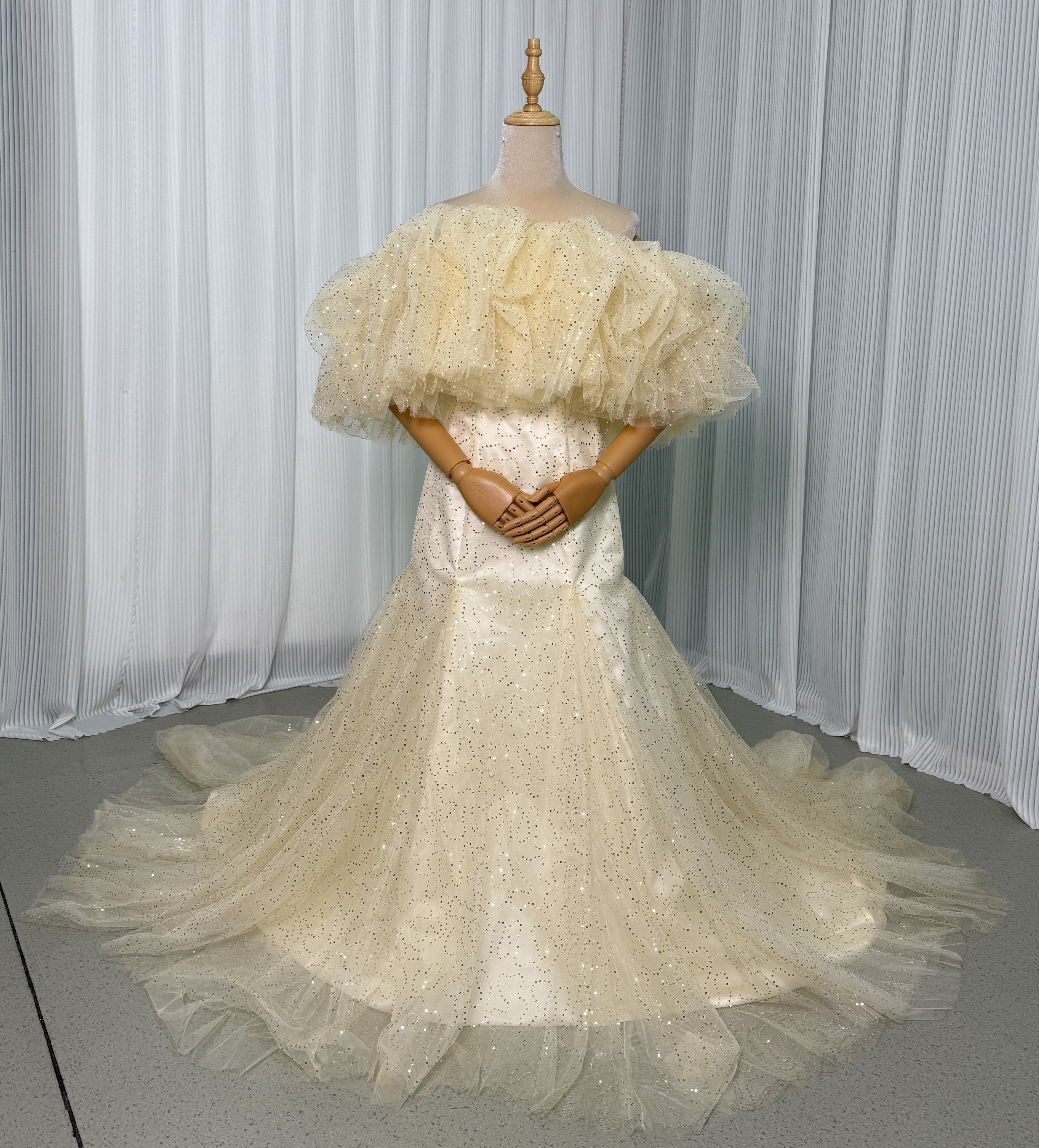 送料無料！カラードレス 薄シャンパンの色 キラキラスパンコール マーメイドライン 披露宴/結婚式