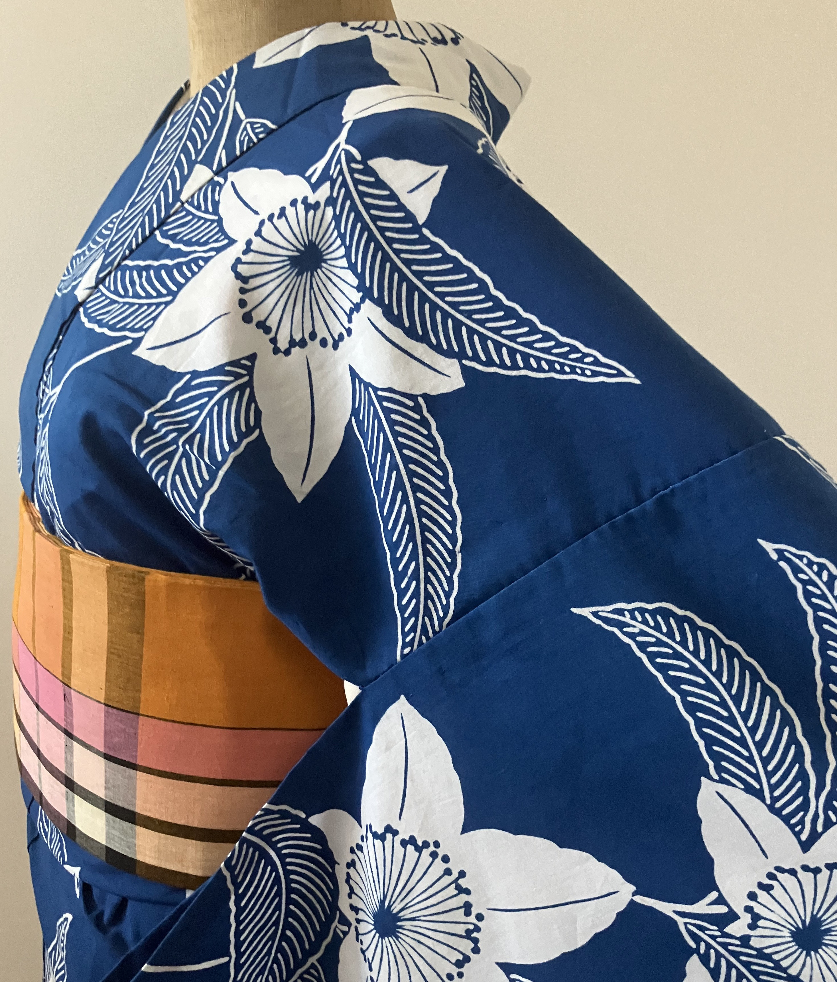 浴衣　本染め　ロイヤルブルーに大輪の抽象花柄