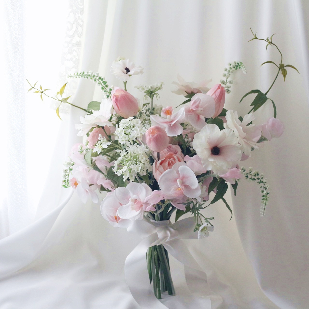 淡いピンクと胡蝶蘭の王道クラッチブーケ｜ホテルウェディング・教会式に（ブートニア付き）