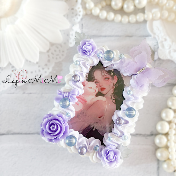 白 紫 うねうね ホイップデコ 硬質トレカケース 薔薇 リボン ビーズ