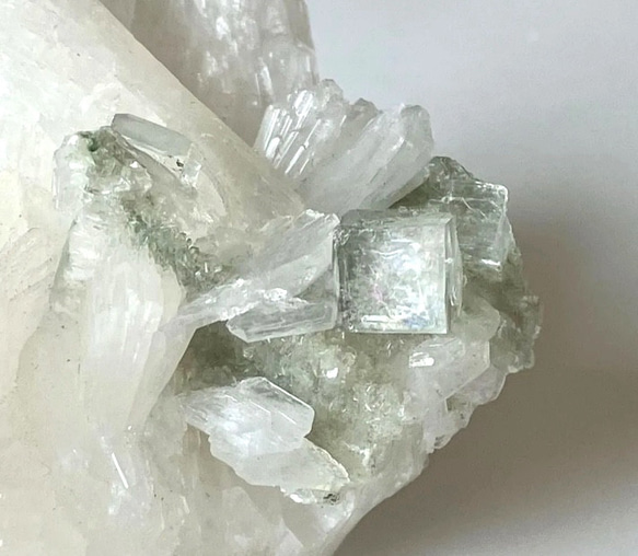 SALE価格】スティルバイト アポフィライト モルデナイト共生原石