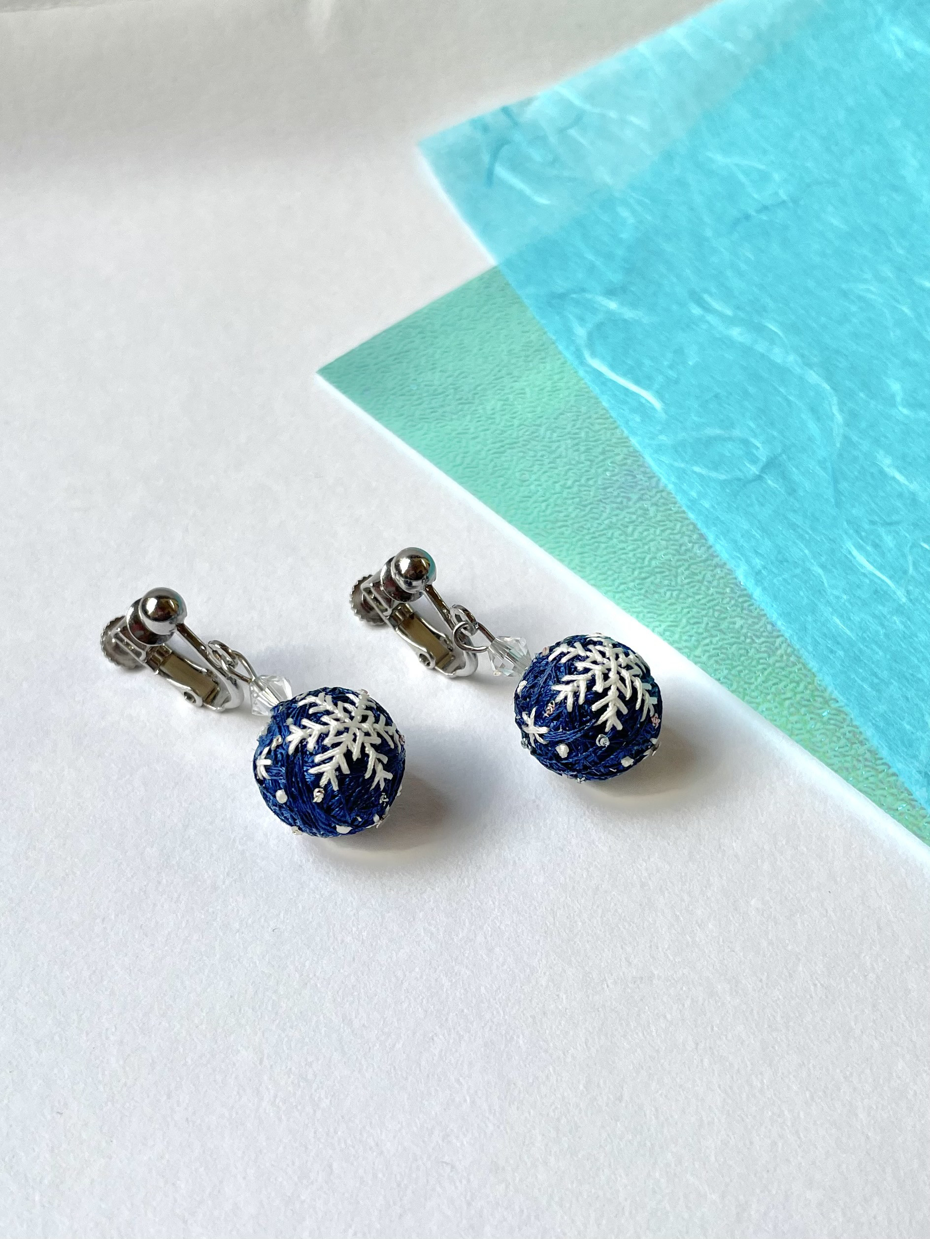 【受注生産・送料無料】雪の結晶手まりのイヤリング/ピアス