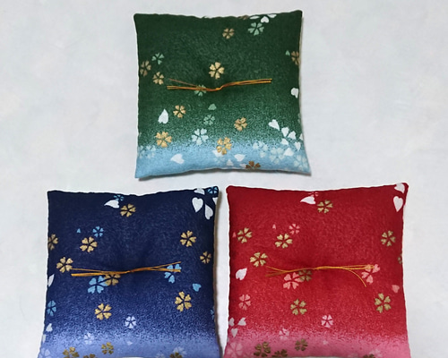 ミニ座布団　ハンドメイド ミニ座布団 置物用 桜吹雪 赤 青 緑 10cm角 3個セット 綿縮緬