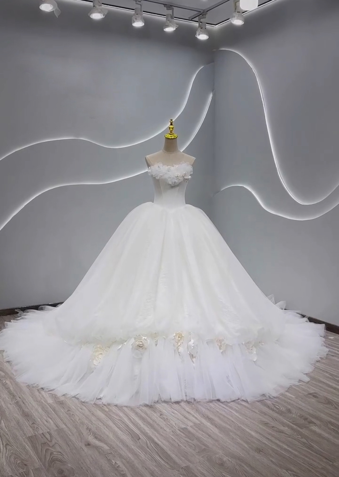 純粋な美しさ　チュール　ホワイト　お花飾り　フラワー　痩せて見える　上品　編み上げ　ビスチェライン　ブライダル前撮り披露