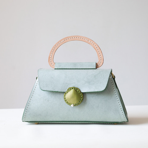 本革手作りのショルダーバッグ– 立体的な貝殻モチーフが魅力的