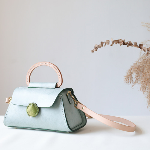 ハンドメイド　ショルダーバッグ　貝殻　ファンシー　レトロ 本革手作りのショルダーバッグ– 立体的な貝殻モチーフが魅力的