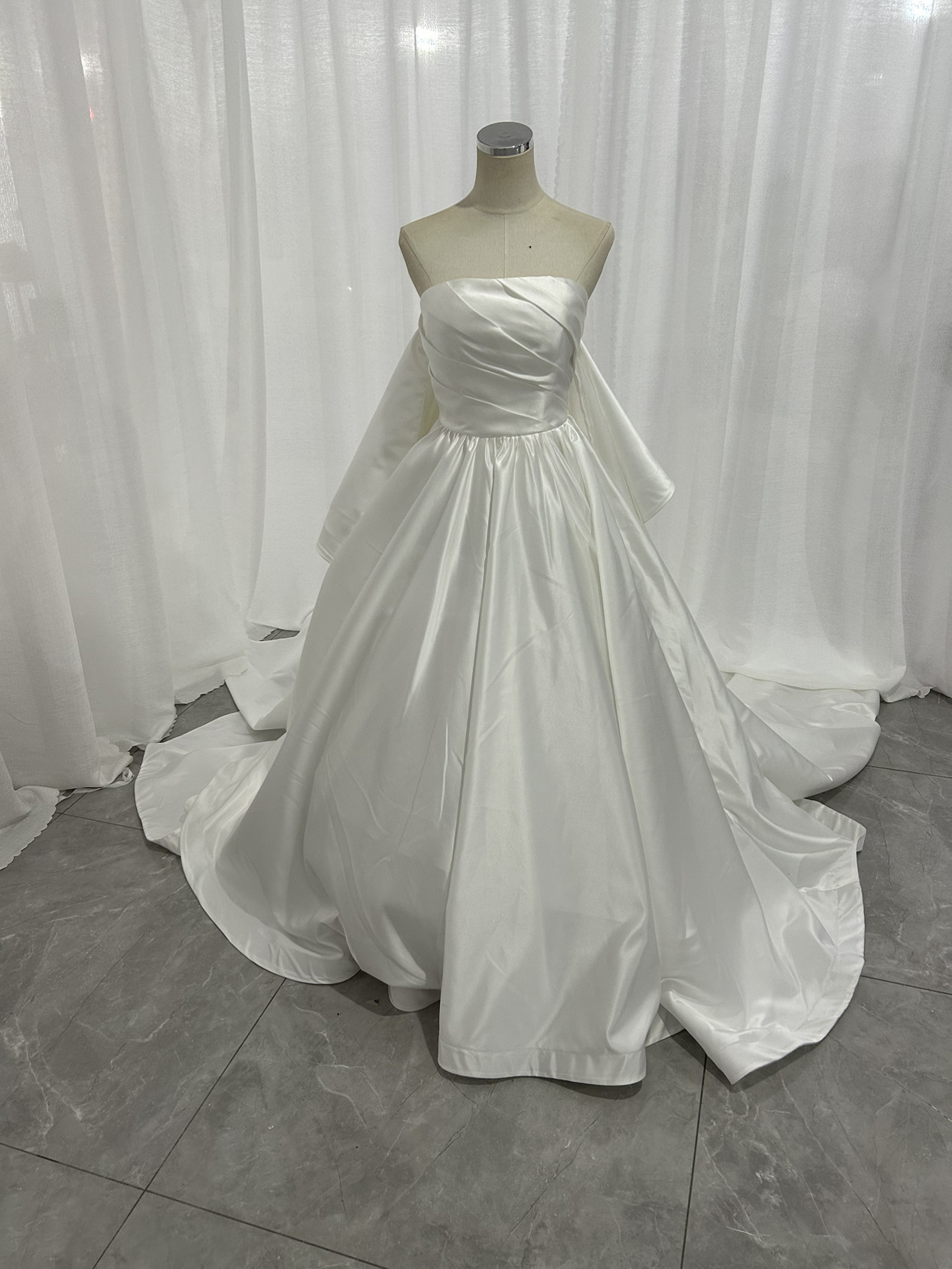 上品  ベアトップ ウエディングドレス ふっくら柔らかなバックリボン  華やかなトレーン2次会 前撮り 花嫁 挙式