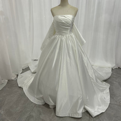 上品 ベアトップ ウエディングドレス ふっくら柔らかなバックリボン  