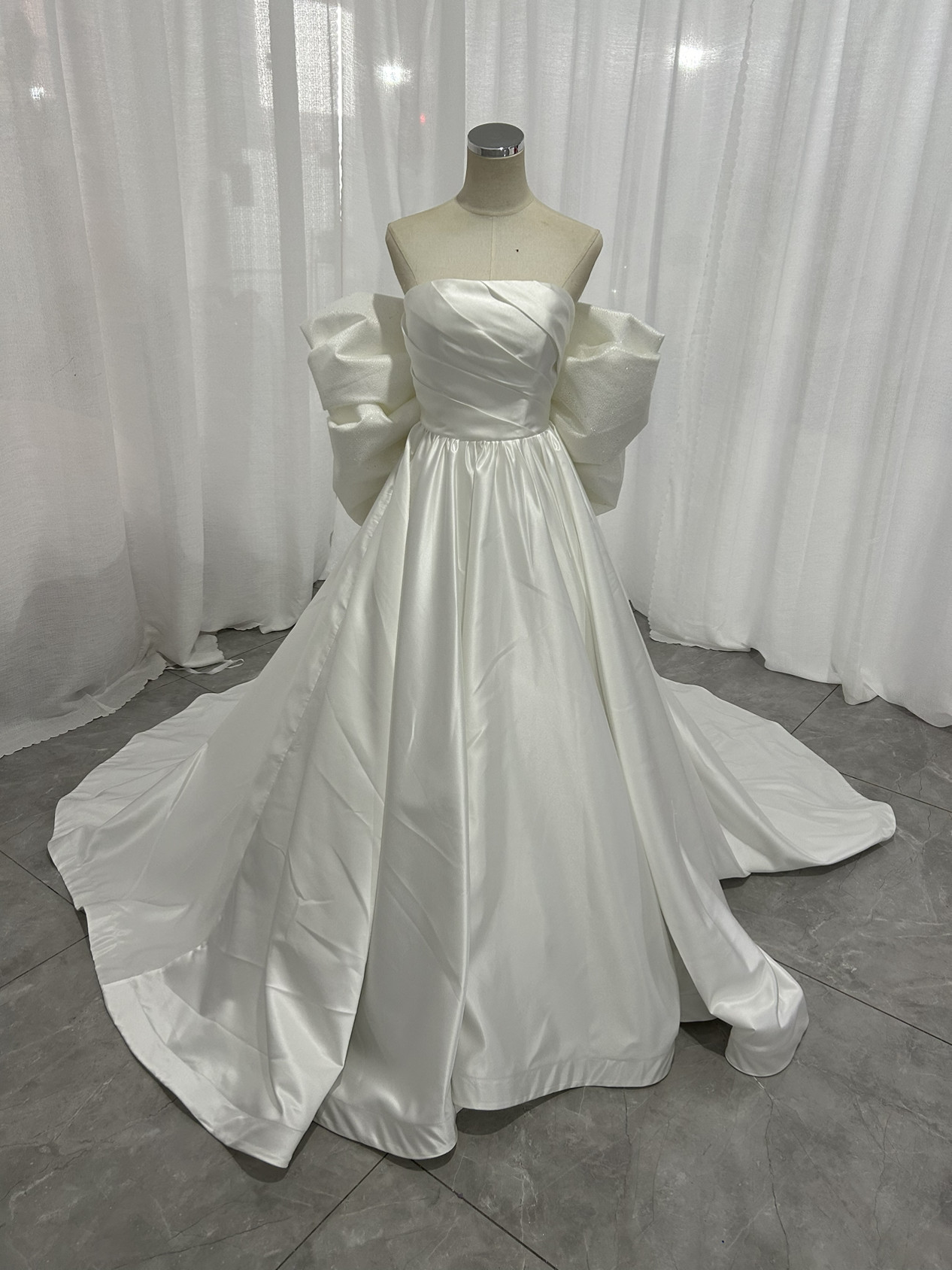 上品  ベアトップ ウエディングドレス ふっくら柔らかなバックリボン 2次会 前撮り 花嫁 挙式