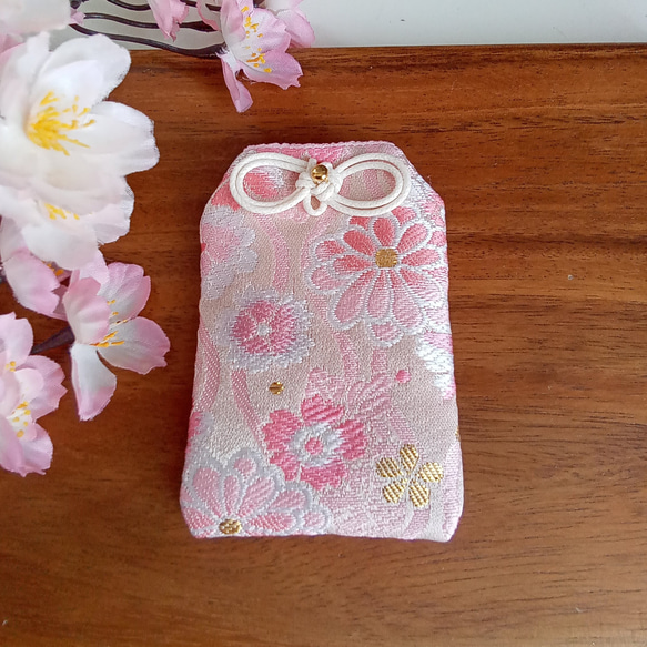 ❊新作❊　お守り袋　金欄　❋菊桜❋(ピンク)　 1枚目の画像
