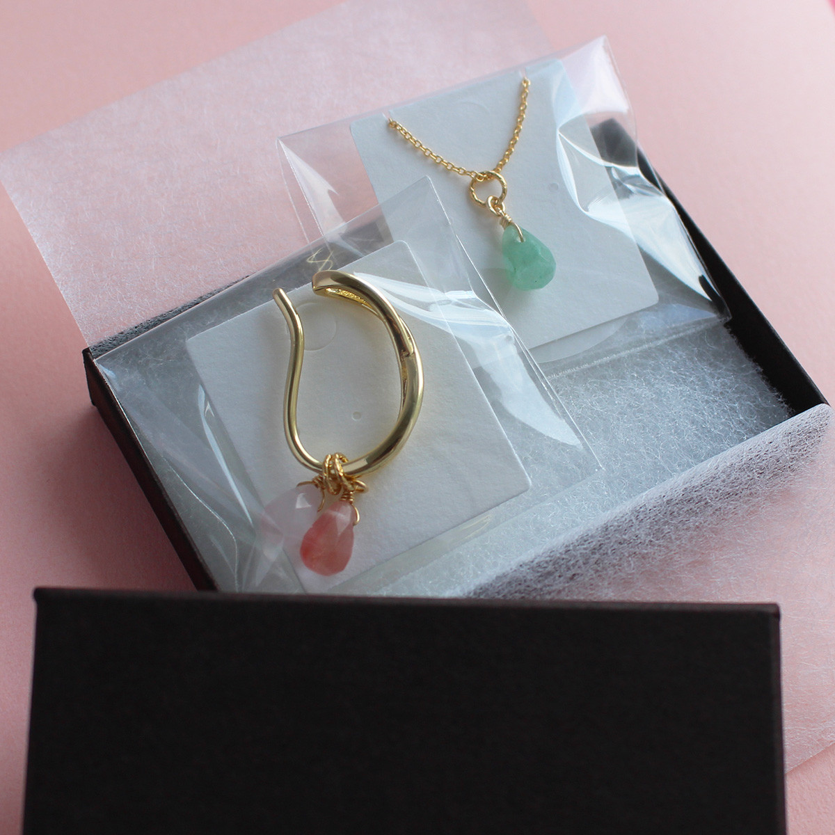 【ギフトにおすすめ】パステルカラー天然石3つのチャームとイヤーカフ&ネックレスのセット