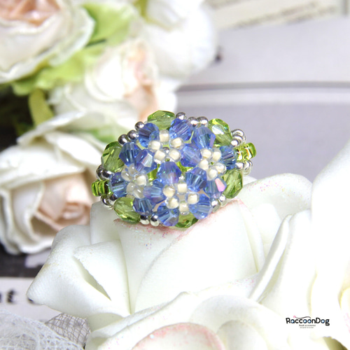 ●No.64  リング〈ガラスビーズ〉 ガラスのネモフィラ花のリング（ガラスビーズ/チェコビーズ ビーズ