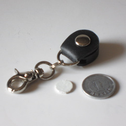 □YKKapシールキー用ホルダー：黒□革部分 約W20xD12.5（ボタン含