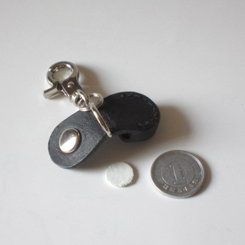 □YKKapシールキー用ホルダー：黒□革部分 約W20xD12.5（ボタン含