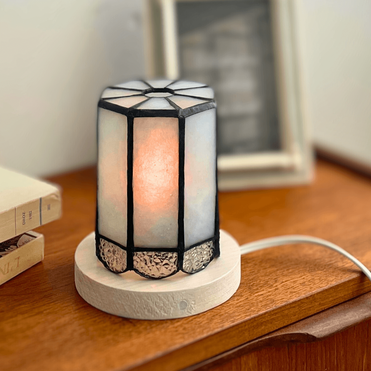 テーブルランプ  ステンドグラス アンティーク 木製 小さめ LED対応 白 ナチュラル 卓上照明