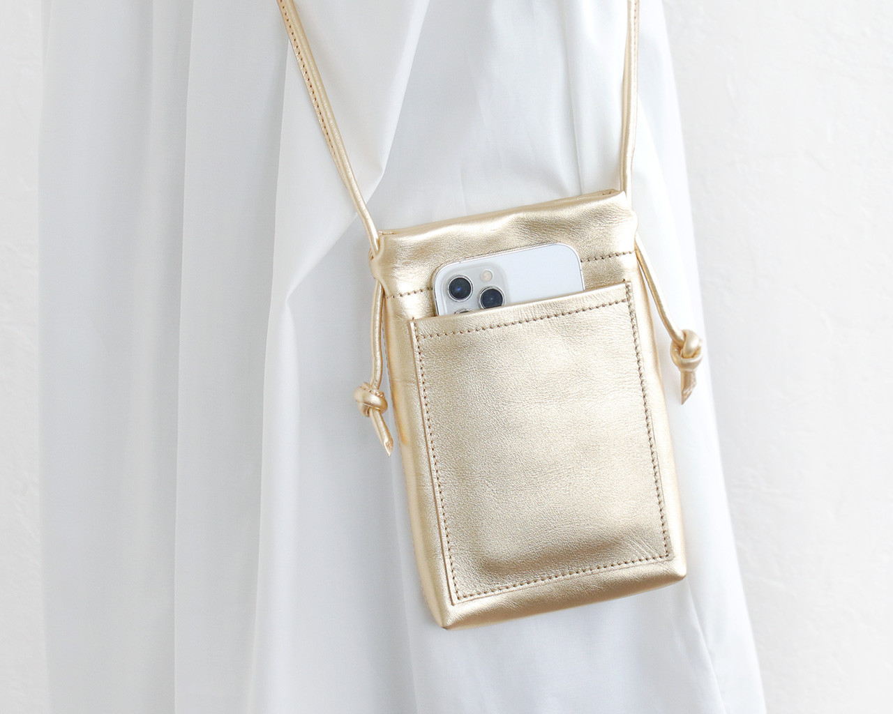 《数量限定》本革スマホショルダー chalk アシスタントポーチにもなるレザーポシェット 内布付き（ゴールド）