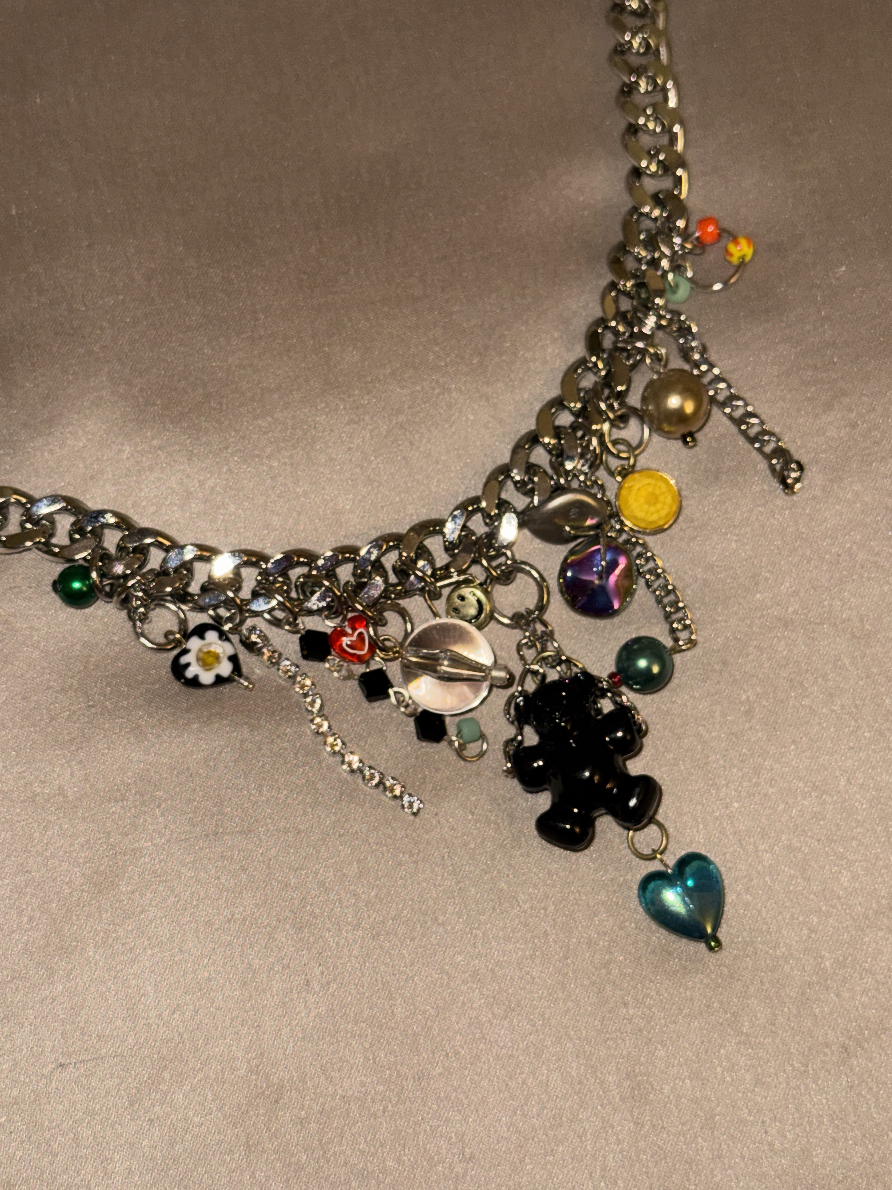 カラフルチャームのヴィンテージ風ネックレス