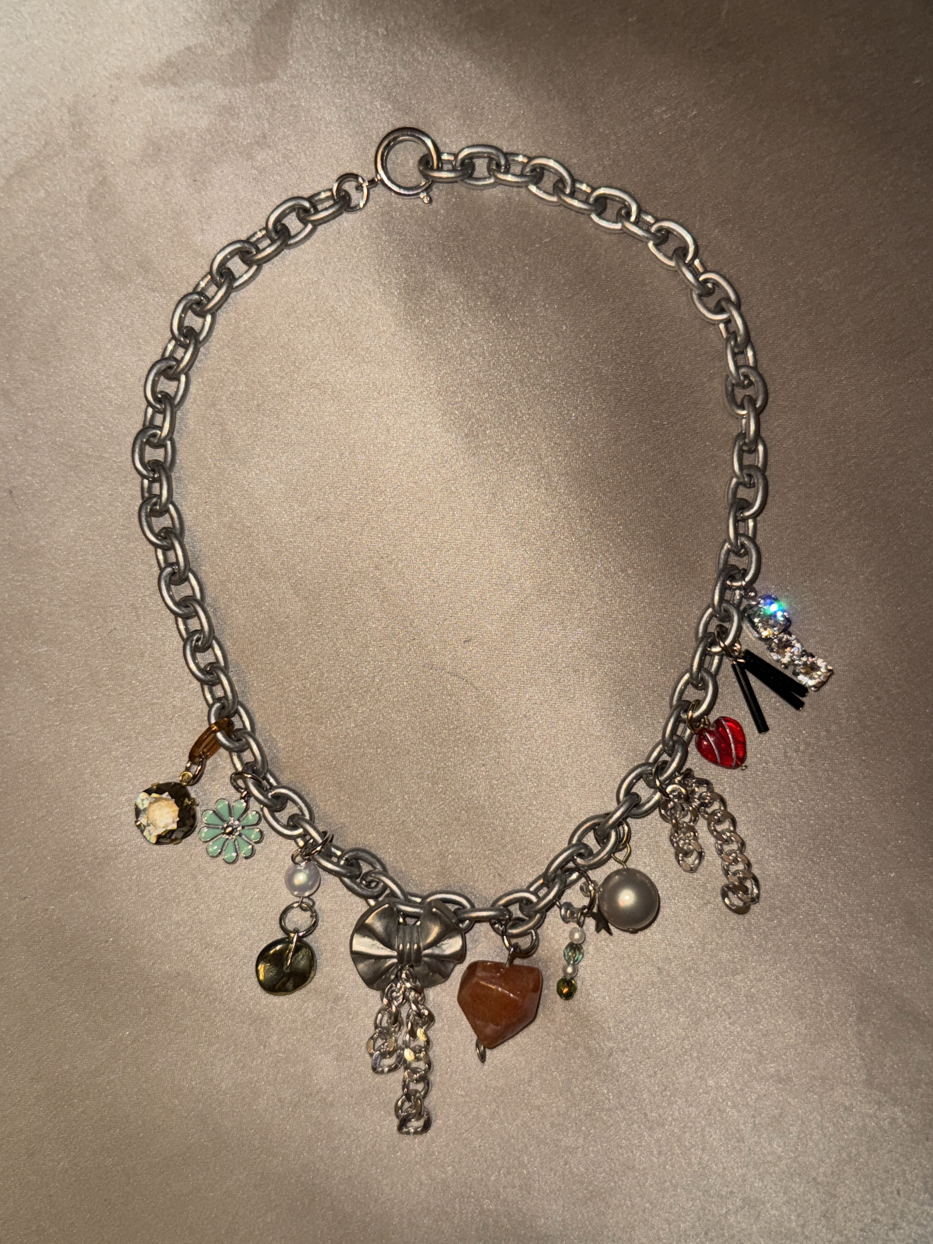 アンバーチャームと彩りビーズヴィンテージネックレス
