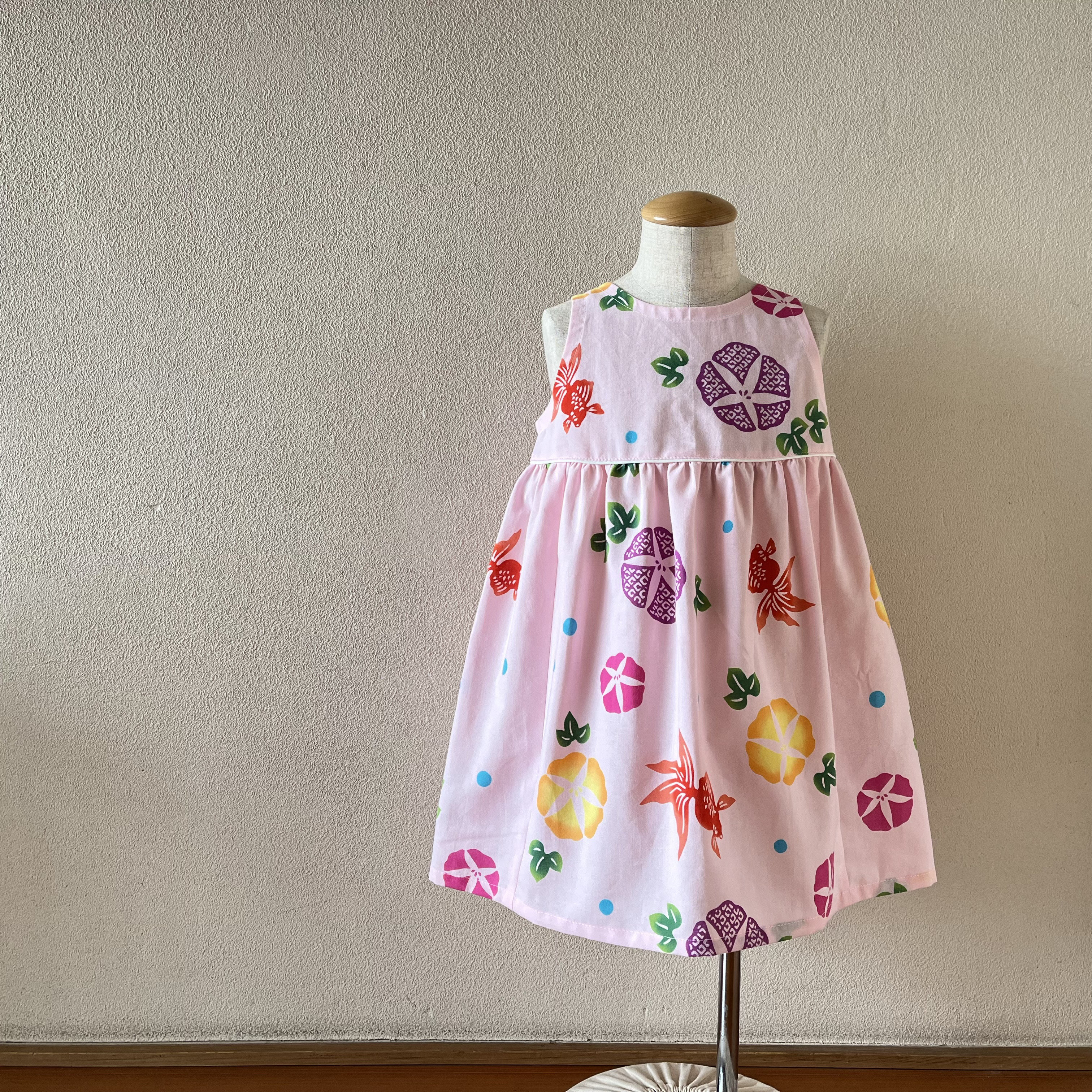 子供　浴衣地ひかえめフレアーワンピース　注染金魚と朝顔（ピンク地）　80～130〈受注製作〉