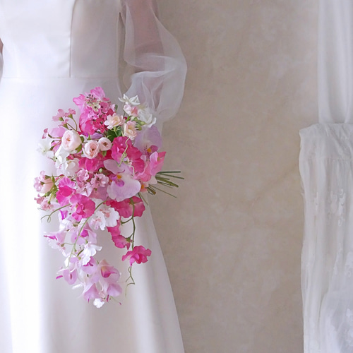 ふんわり小ぶりのキャスケードブーケ｜スイートピーと胡蝶蘭のピンク