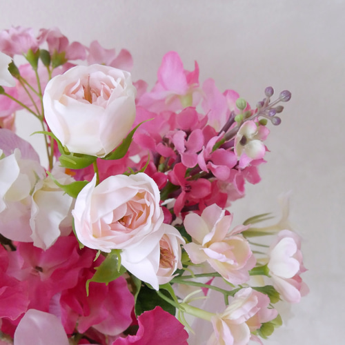 ふんわり小ぶりのキャスケードブーケ｜スイートピーと胡蝶蘭のピンク