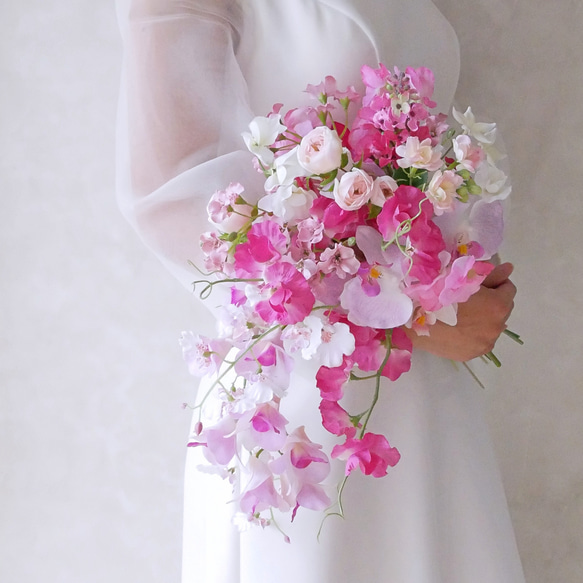 ふんわり小ぶりのキャスケードブーケ｜スイートピーと胡蝶蘭のピンク
