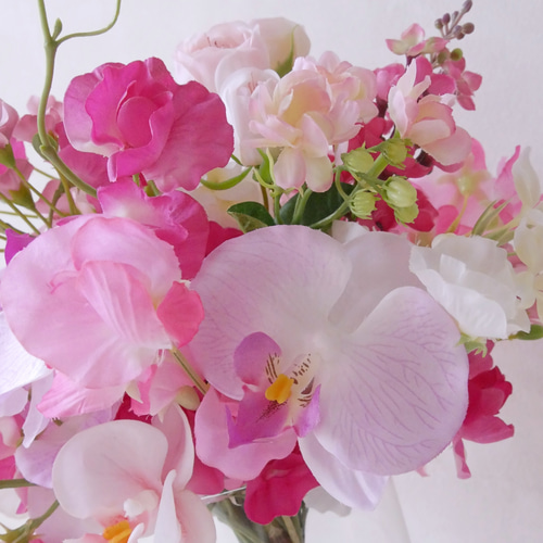小ぶりセミキャスケードブーケ｜スイートピーと胡蝶蘭のピンク