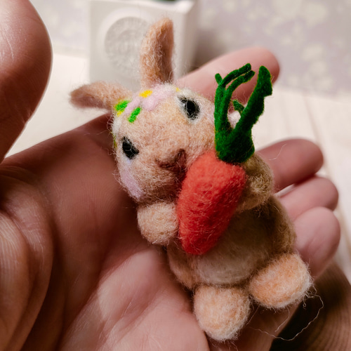 ハンドメイド 羊毛フェルト かわいいウサギ 花冠付き ハンドメイド 羊毛フェルト かわいいウサギ 花冠付き ハンドメイド