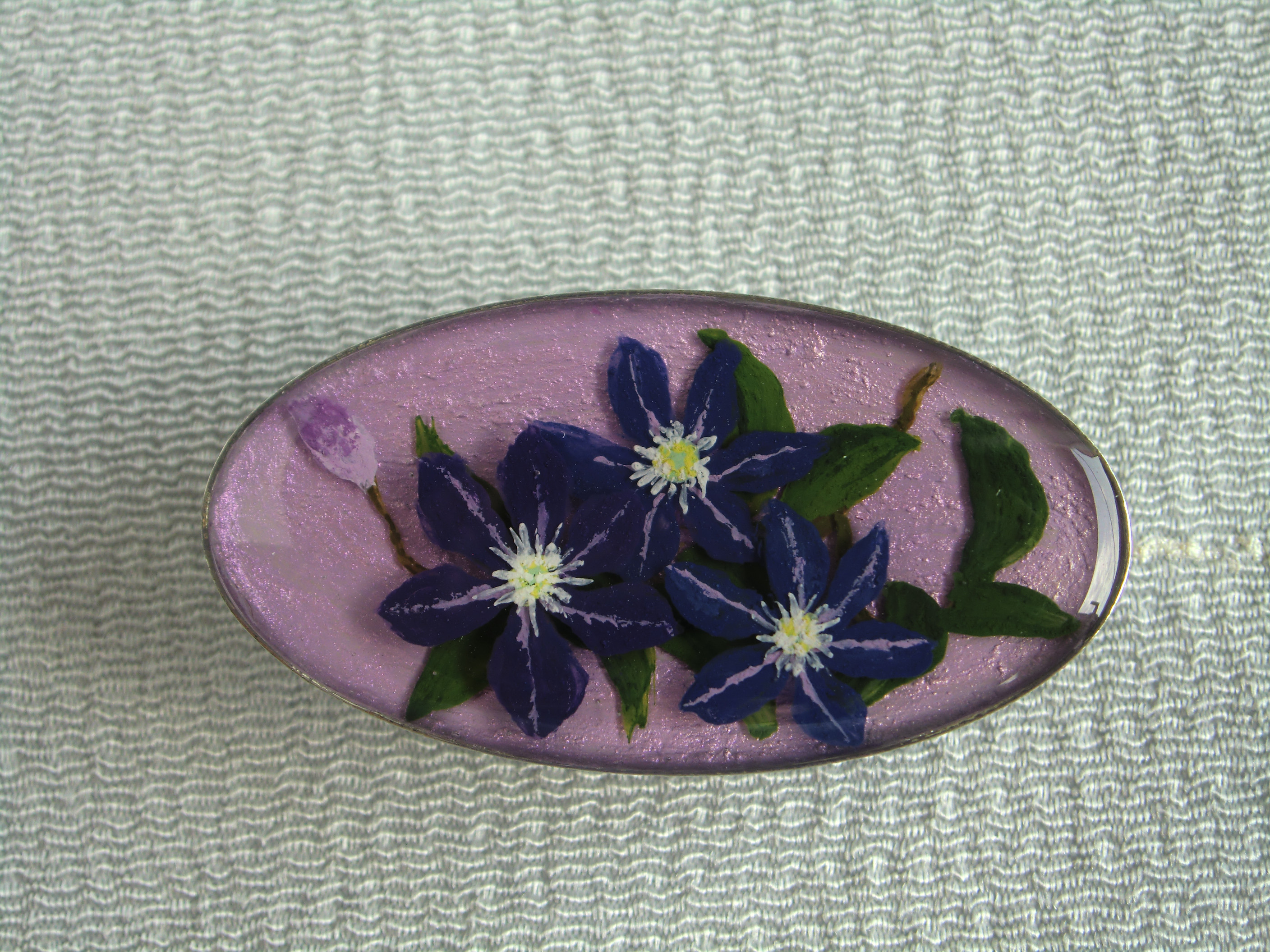 鉄線の花（藤色）＊手描きレジンの帯留め