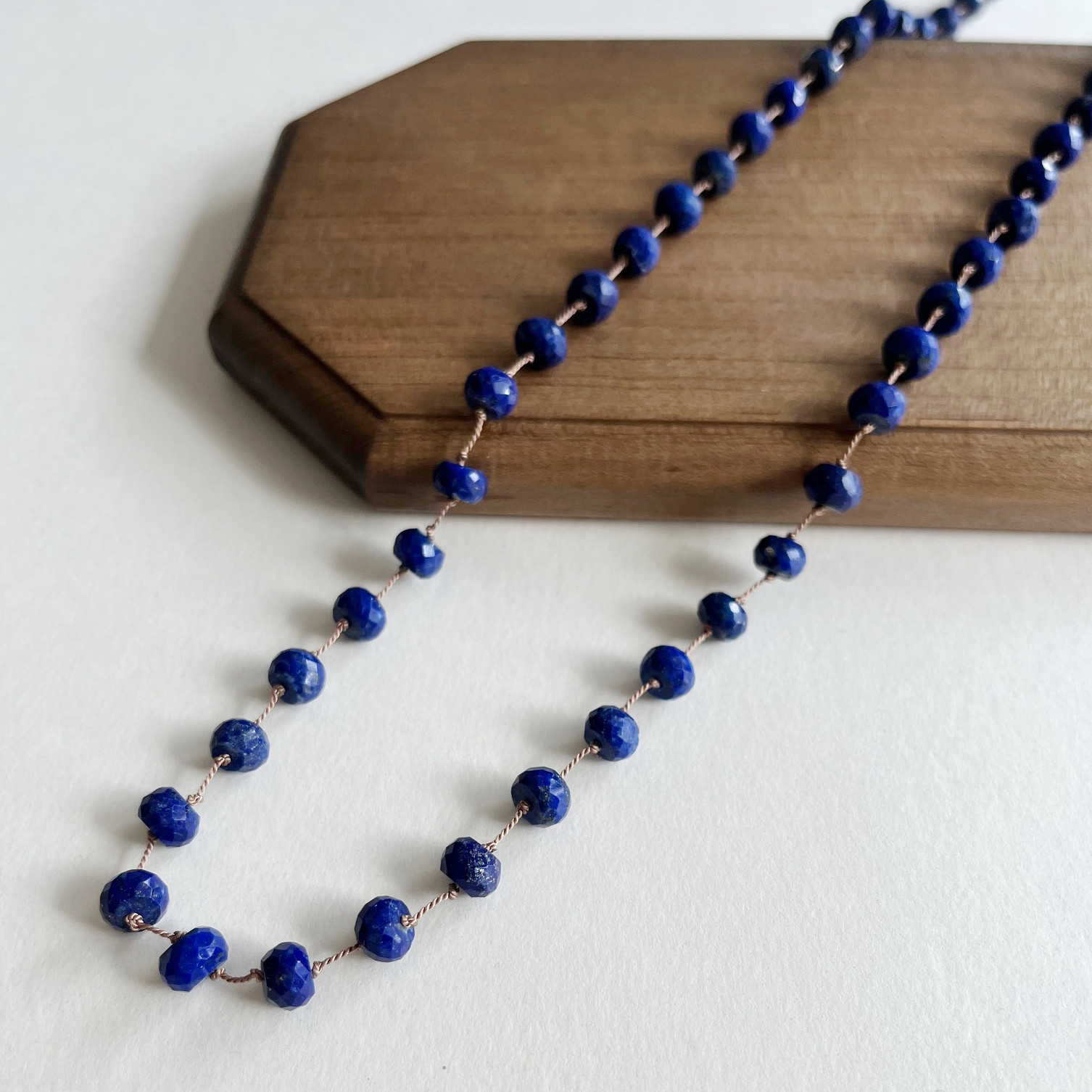 瑠璃色の輝き　ラピスラズリ　シルクコードロングネックレス【K14GF】