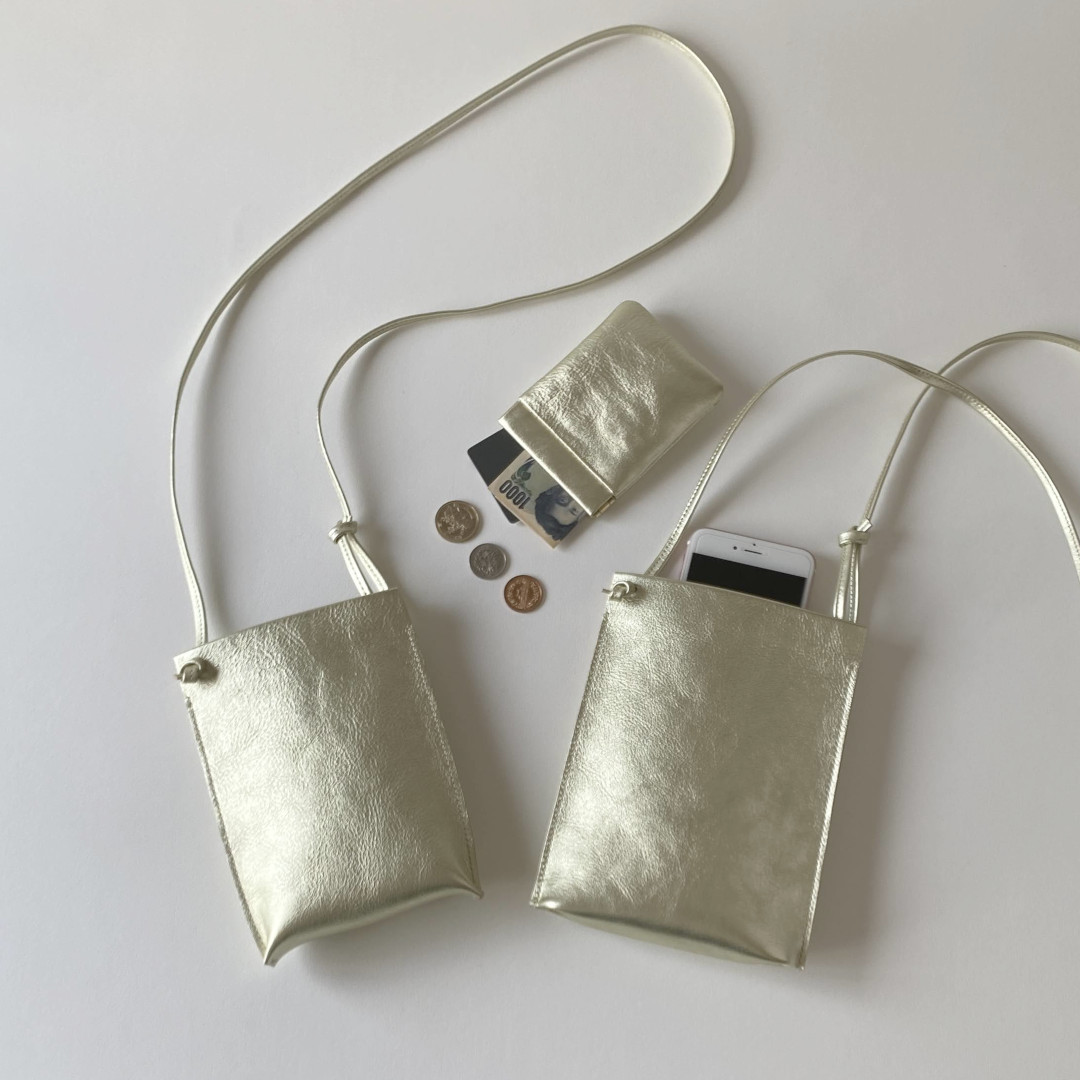 １番シンプルな本革スマホポシェット（大きめBタイプ）とミニ財布になる本革ばね口ポーチ ／シャンパンゴールド