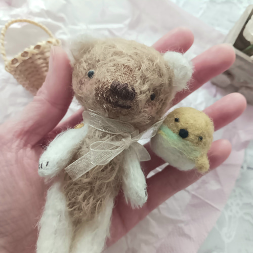 いま人気のアイテム 春のツートンくまさんとトリさん 羊毛 ハンドメイド テディベア ぬいぐるみ