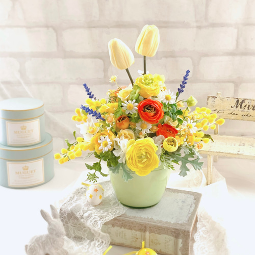 チューリップとラナンキュラスのフラワーアレンジメント ガラス