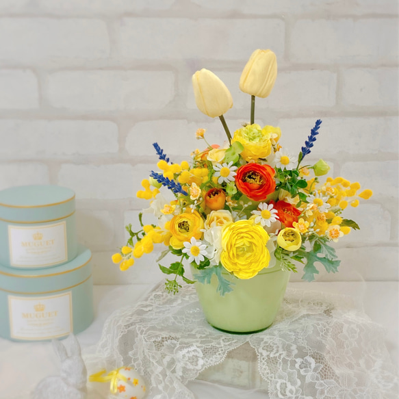 チューリップとラナンキュラスのフラワーアレンジメント ガラス