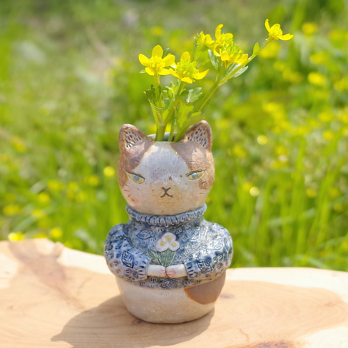 絵画 。手描き【猫たちはテーブルの周りで花瓶の中のきれいな花を見ている】 絵画。原画手描【猫は美しい花の海で楽しく遊んでいる】01
