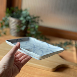 絆を描く手描きの角皿　波彫7.0寸長皿　お値打ち品 7枚目の画像
