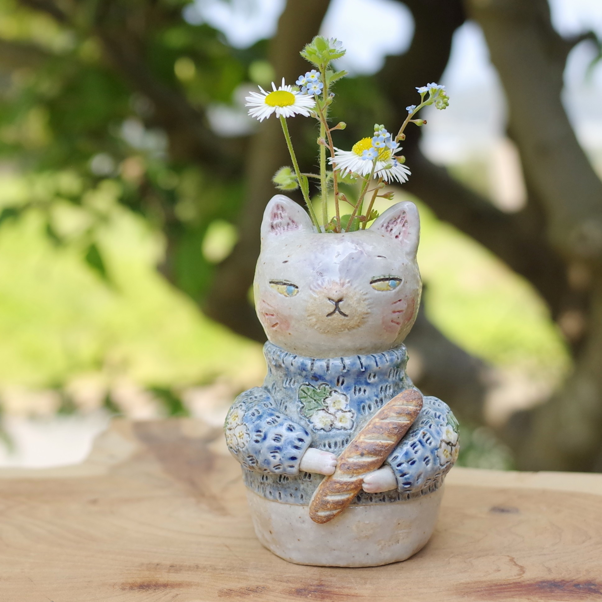 イタリアヴィンテージ手描きの瞳や首輪のお花が芸術的な白猫ちゃんの陶器