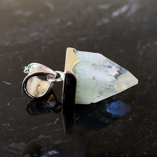 爽やか グリーンアポフィライト原石 + ベルデライト ペンダント