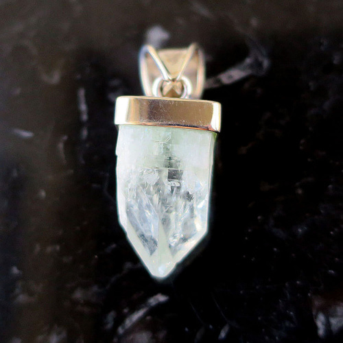 爽やか グリーンアポフィライト原石 + ベルデライト ペンダント