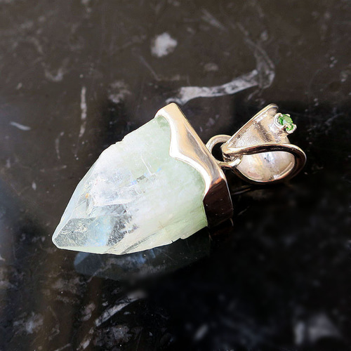 爽やか グリーンアポフィライト原石 + ベルデライト ペンダント