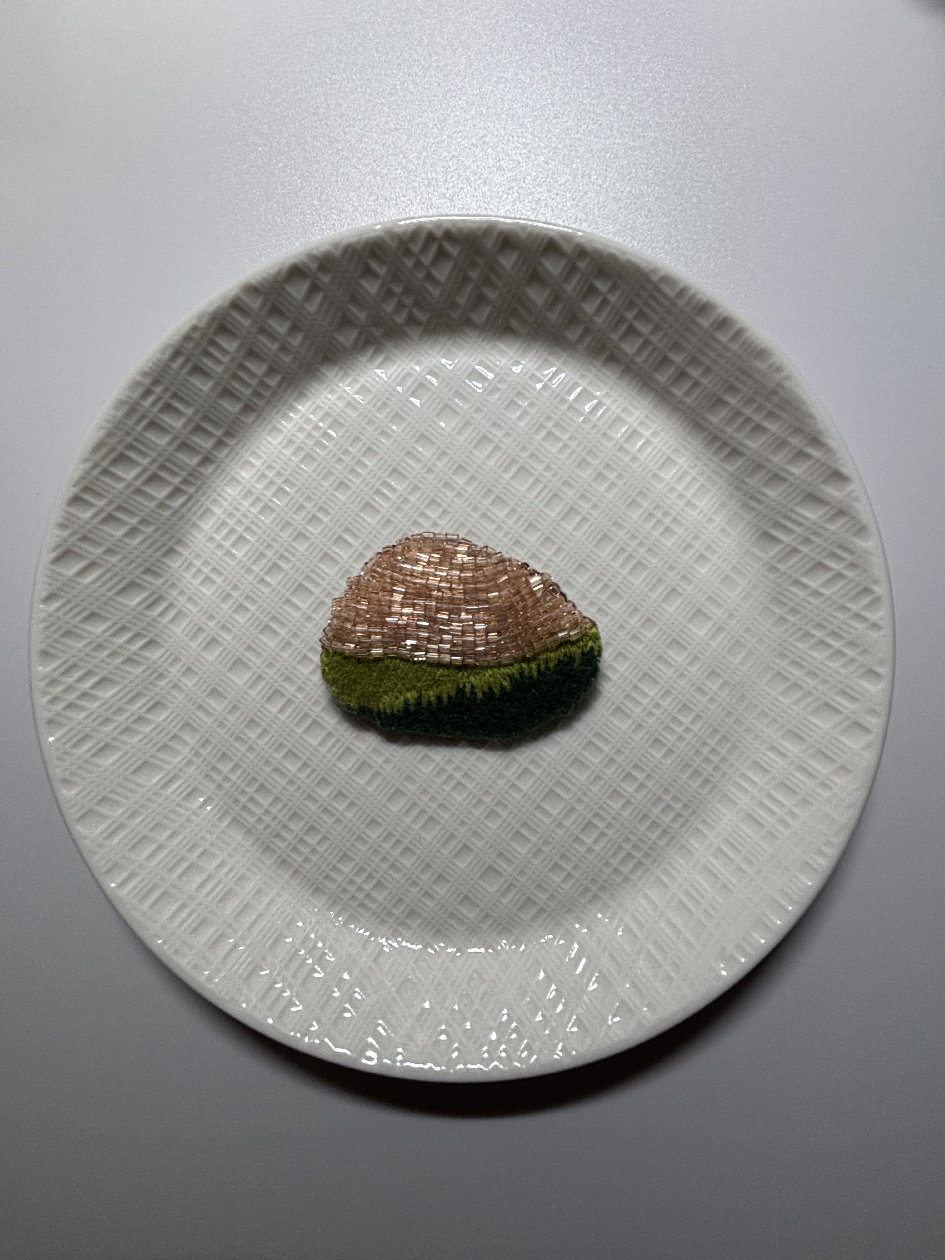 ［ハンドメイド］刺繍とビーズのブローチ　No.１