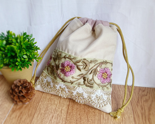 刺繍入り巾着袋 ベージュ 薄紫 1f03af458fda81773a0982d3e7c956