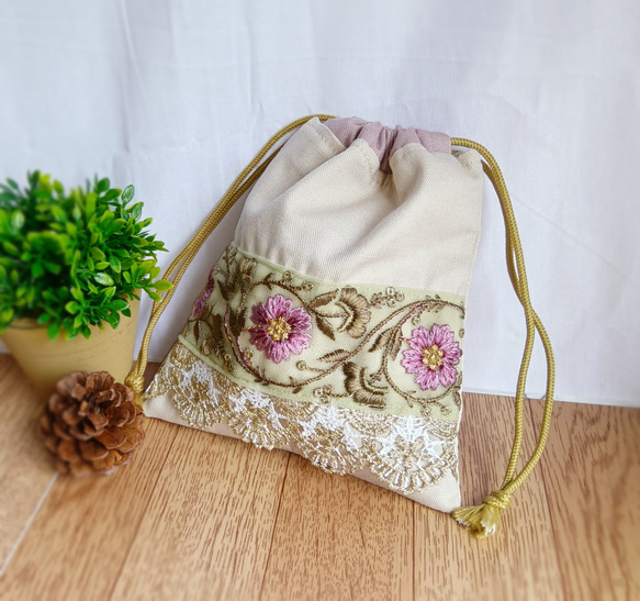 ベージュ と 紫 の 花模様 の インド刺繍リボン の 巾着 巾着袋