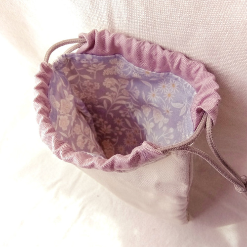 ベージュ と 紫 の 花模様 の インド刺繍リボン の 巾着 巾着袋