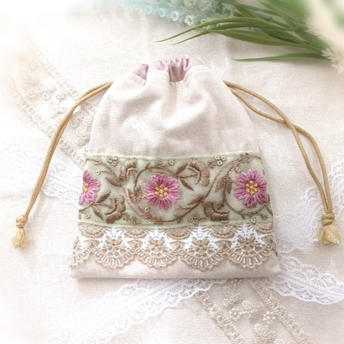 ベージュ と 紫 の 花模様 の インド刺繍リボン の 巾着 巾着袋