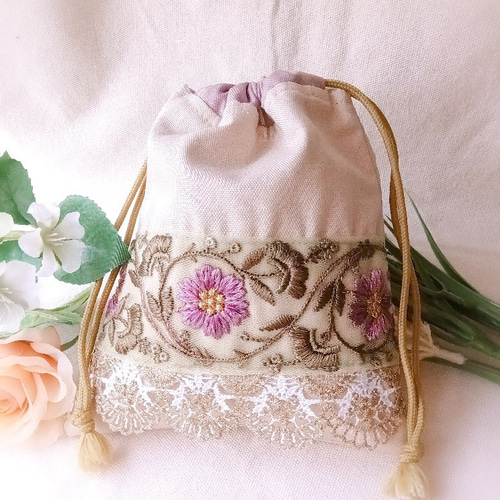 ベージュ と 紫 の 花模様 の インド刺繍リボン の 巾着 巾着袋