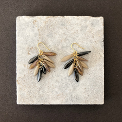 【No.184】夜のお散歩が好きな馬　サージカルステンレス使用　イヤリングにも対応　ピアス　チェコビーズ 2枚目の画像