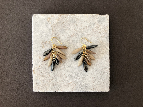 【No.184】夜のお散歩が好きな馬　サージカルステンレス使用　イヤリングにも対応　ピアス　チェコビーズ 2枚目の画像